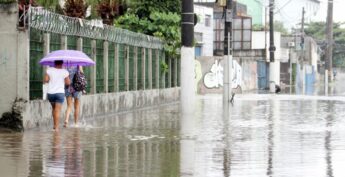 Assim que tiver contato com água de enchente é preciso lavar o corpo com água limpa e sabão o mais rápido possível