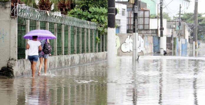 Assim que tiver contato com água de enchente é preciso lavar o corpo com água limpa e sabão o mais rápido possível