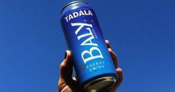 Produto é vendido em uma embalagem azul e acompanhado de slogans sugestivos como 'o azulzinho mais saboroso do Brasil'
