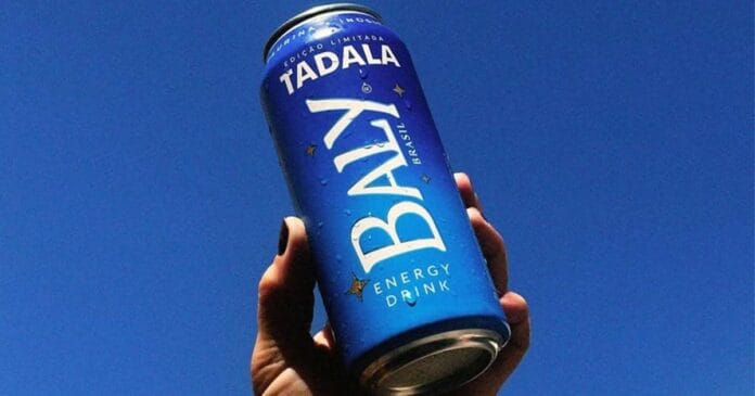 Produto é vendido em uma embalagem azul e acompanhado de slogans sugestivos como 'o azulzinho mais saboroso do Brasil'