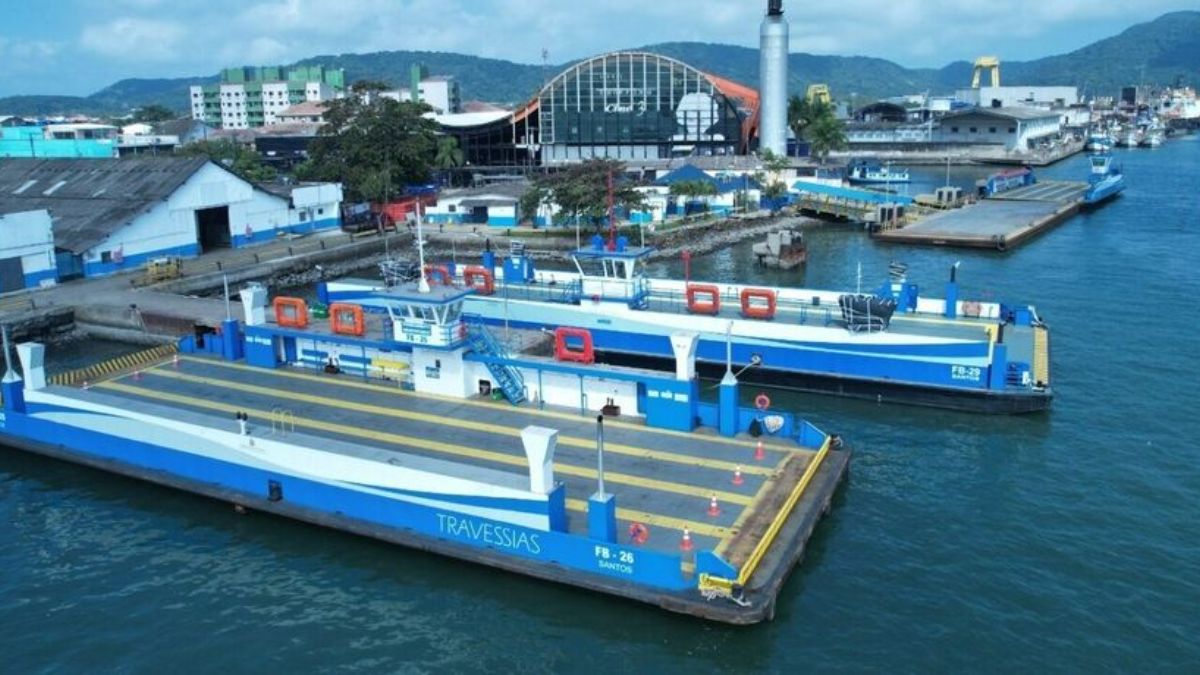 A travessia entre Santos e Guarujá funciona 24 horas por dia