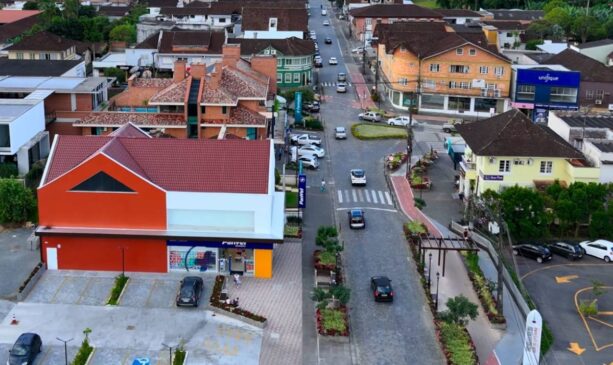 O que se vê é uma paisagem harmoniosa, onde casas enxaimel, telhados de barro e cores suaves definem o padrão visual