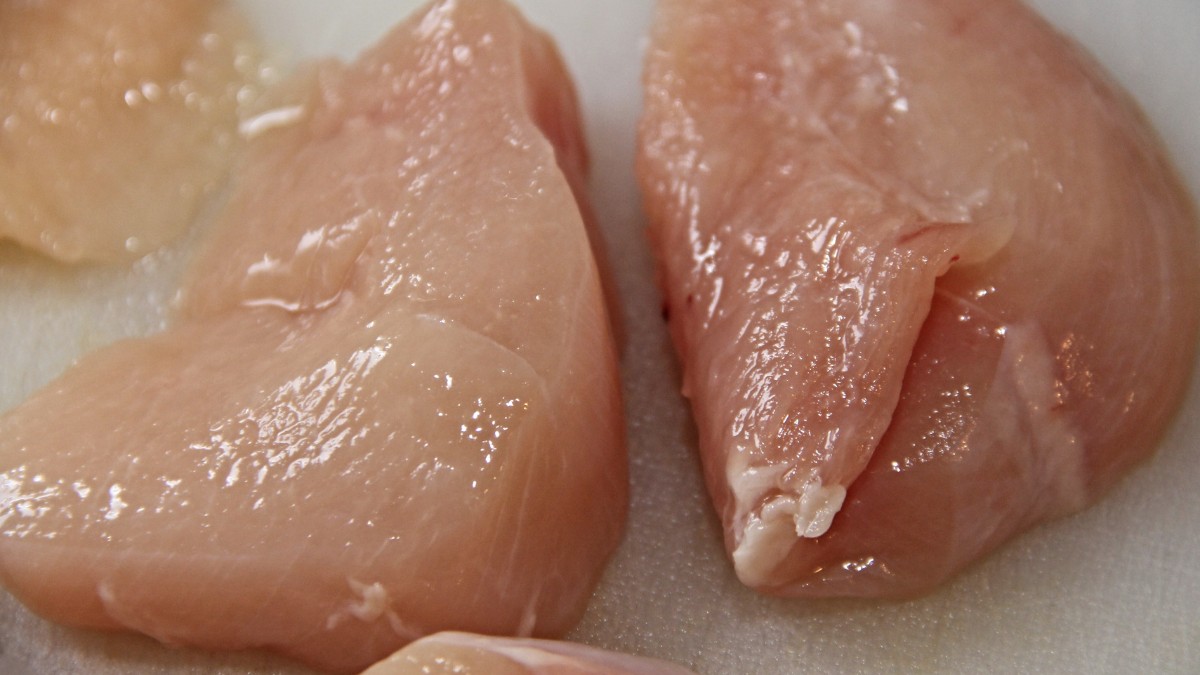 A carne de frango é fonte magra de proteína, especialmente quando consumida sem pele / Pixabay
