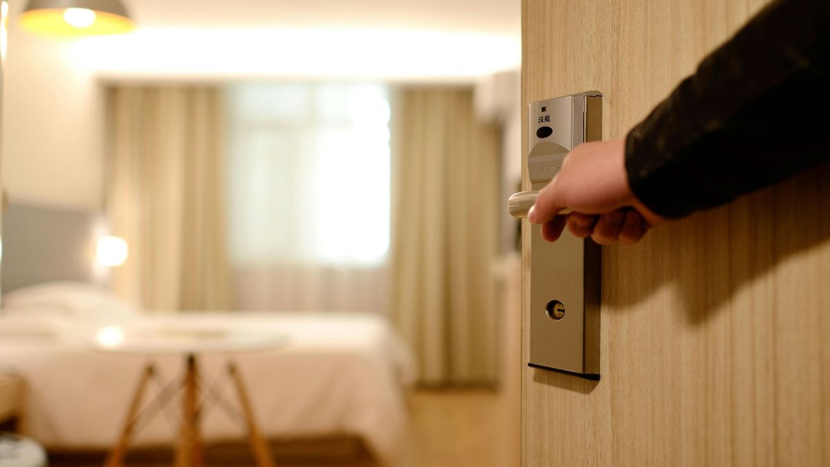 Entre as suas recomendações mais importantes, Walder destaca a escolha criteriosa do quarto de hotel/Pexels