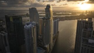 O edifício da Aston Martin contará com 45 andares e cerca de 200 unidades residenciais