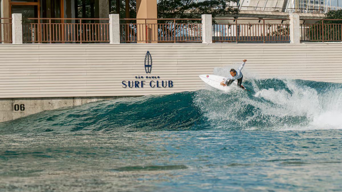 Um clube exclusivo com piscina de ondas, praia artificial e estrutura completa para esportes e lazer