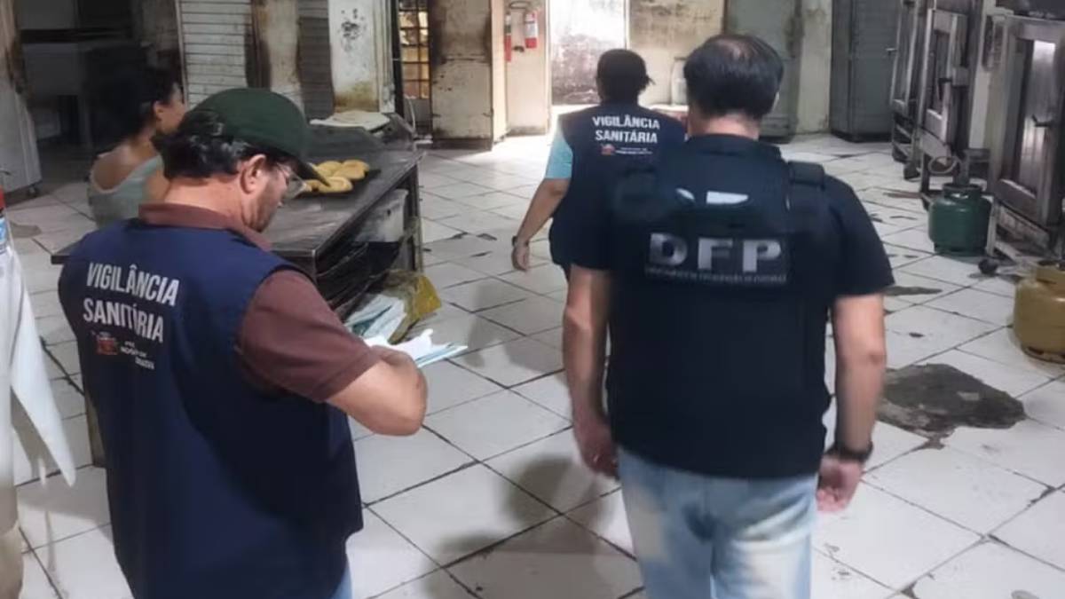 Com o espaço interditado, o estabelecimento e o responsável foram multados em R$ 980,08 por falta de licenciamento