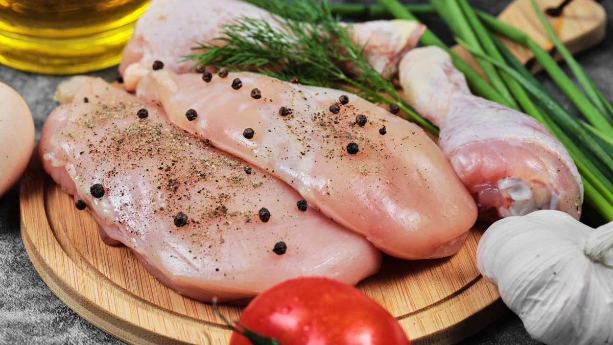 O frango é uma fonte acessível de proteína magra, essencial para manter e reconstruir a massa muscular / Freepik/azerbaijan_stockers
