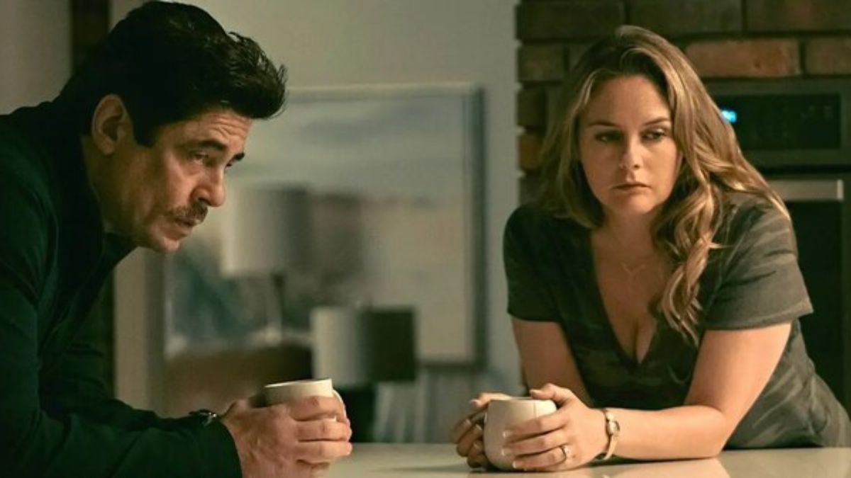 'Camaleões' é estrelado por Benicio Del Toro e Alicia Silverstone (Netflix/Divulgação)