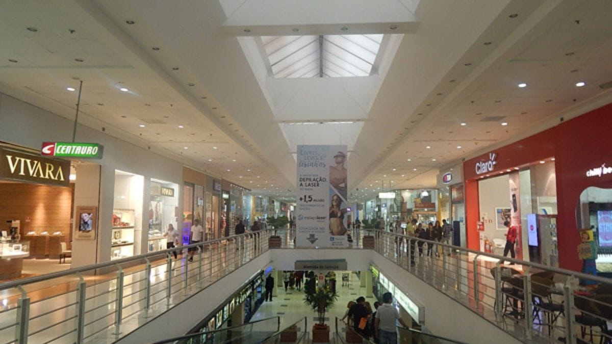 O shopping ainda possui espaços para atendimentos gerais uma unidade do Poupatempo com Banco do Povo, escritório do Sebrae, Detran, entre outras coisas (Litoral Plaza Shopping/Divulgação)
