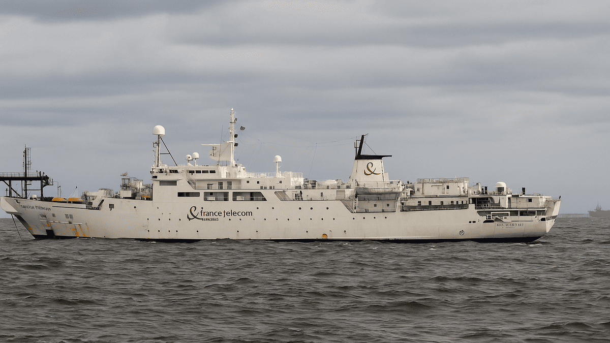 Com 107 metros de comprimento e uma tripulação de 60 especialistas, o navio é uma proeza da engenharia