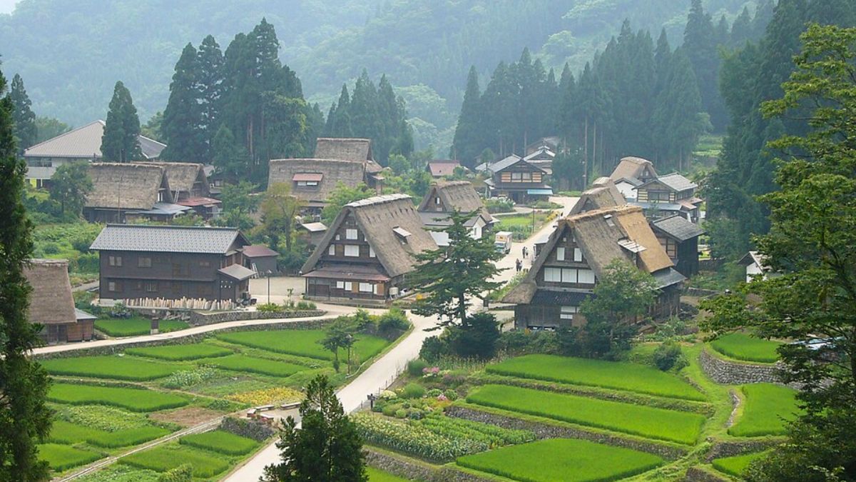 As aldeias de Ainokura e Suganuma conservam mais de três séculos de história, mantendo técnicas tradicionais de cultivo de arroz e produção artesanal de papel washi/Wikipédia