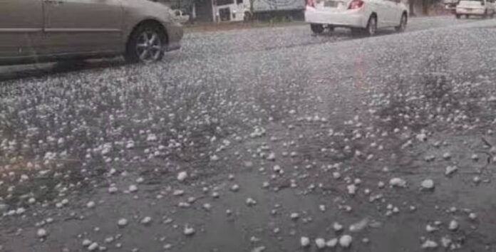 Chuva torrencial de granizos causa estragos e assusta moradores