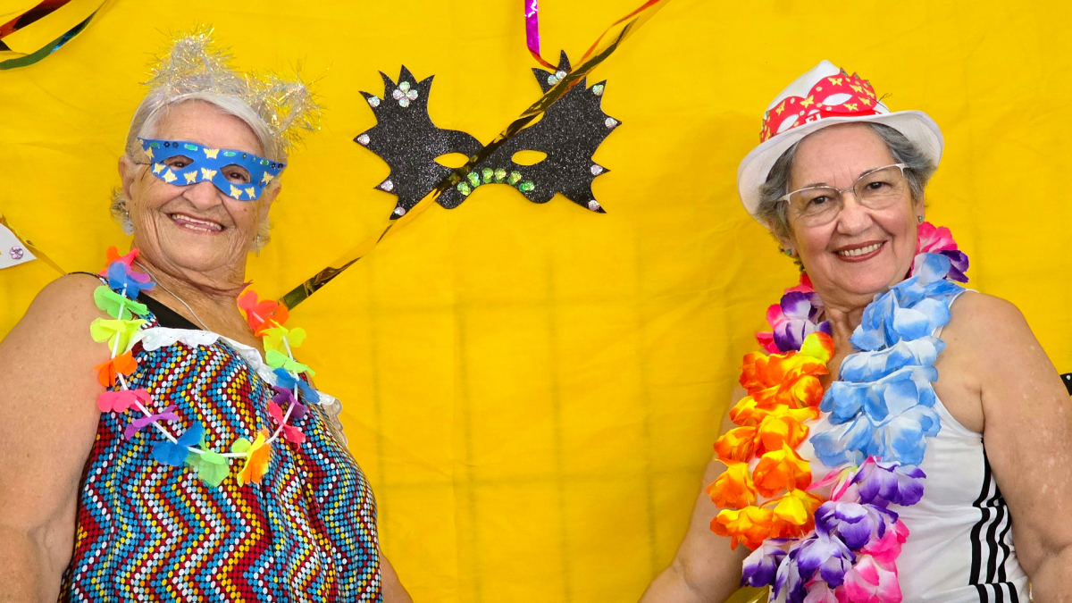 A animação ficou ainda maior com a presença de uma escola de samba