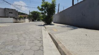 A gestão municipal de Guarujá concluiu a pavimentação de três vias no bairro Guaiúba