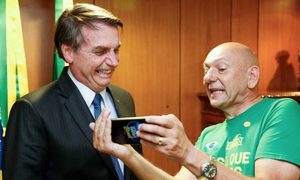 Ao lado do ex-presidente Jair Bolsonaro, que agora está preso, eles sugeriam boicote à emissora / Reprodução