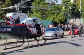 A presença da aeronave atrapalhou o fluxo de veículos no trânsito