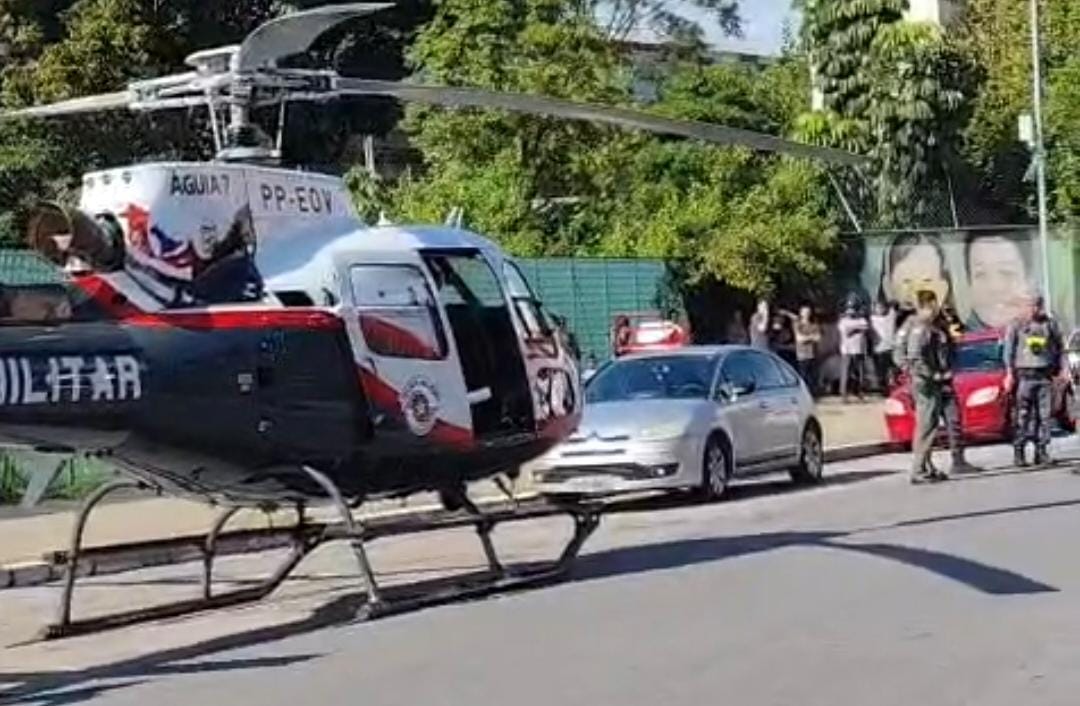 A presença da aeronave atrapalhou o fluxo de veículos no trânsito