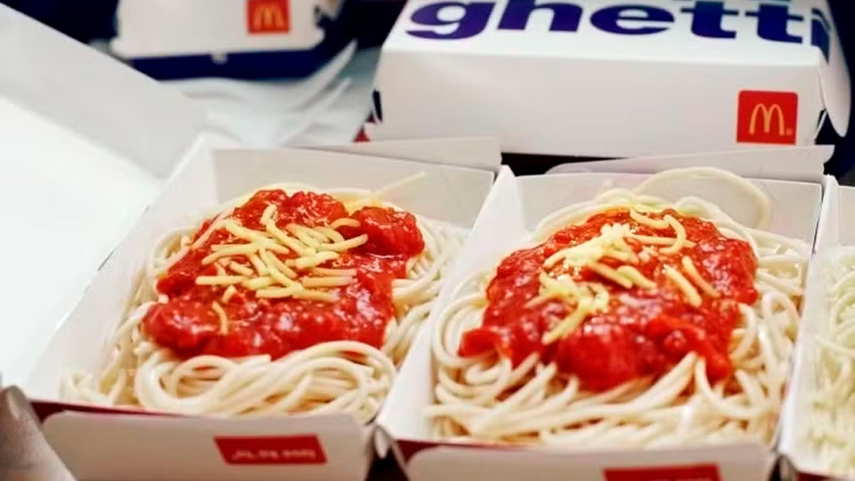 McSpaghetti (Filipinas): massa com molho adocicado e salsicha, acompanhada de frango frito. (divulgação)
