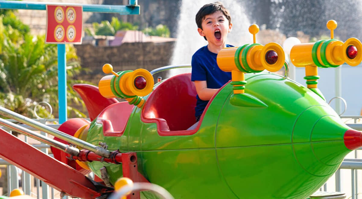 Menino se diverte em uma das dezenas de atrações da área infantil do Hopi Hari, no interior de SP