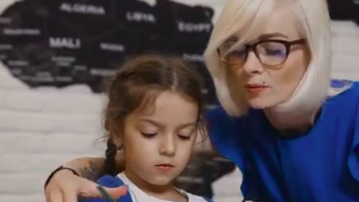 A superproteção pode parecer cuidado extremo, mas quando impede a autonomia infantil, pode afetar o desenvolvimento da independência e da autoconfiança. Captura de tela/YouTube/Dr. Taniesha Burke
