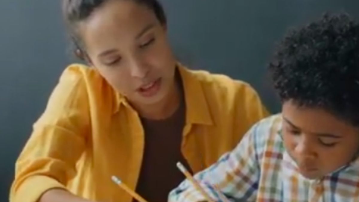 Assumir responsabilidades que cabem à criança pode comprometer o aprendizado sobre limites, erros e conquistas pessoais. Captura de tela/YouTube/Dr. Taniesha Burke