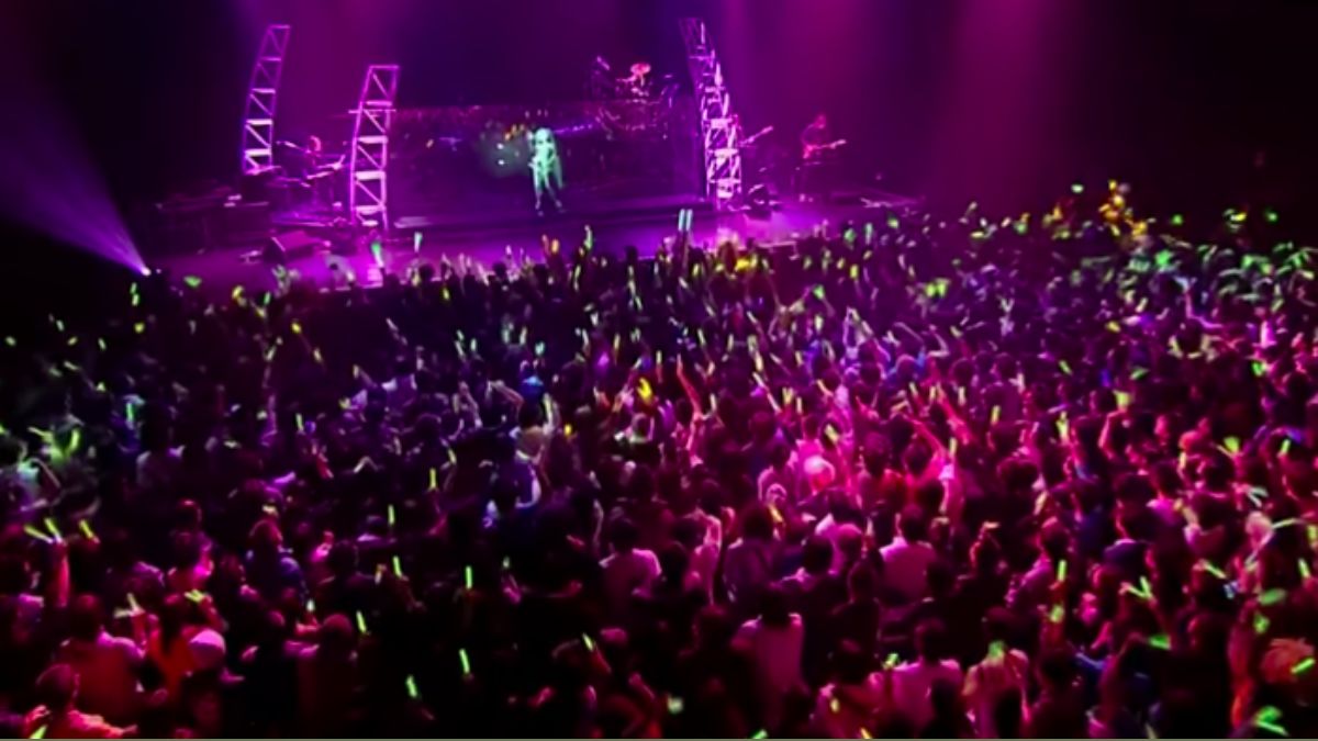 Criada a partir do software Vocaloid, Miku revolucionou a indústria musical ao transformar síntese de voz em fenômeno pop global. Captura de tela/YouTube/Hatsune Miku