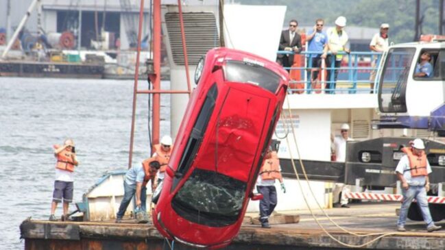 O veículo demorou quase dois dias para ser 'pescado' pelas equipes