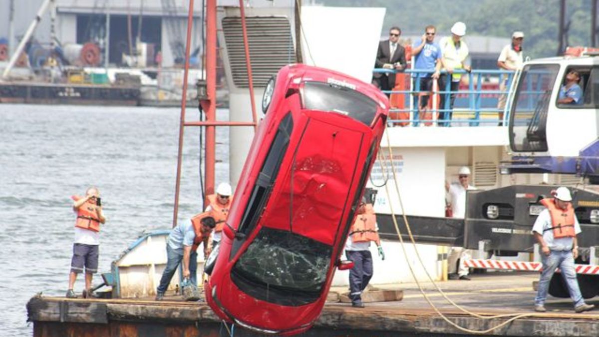O veículo demorou quase dois dias para ser 'pescado' pelas equipes