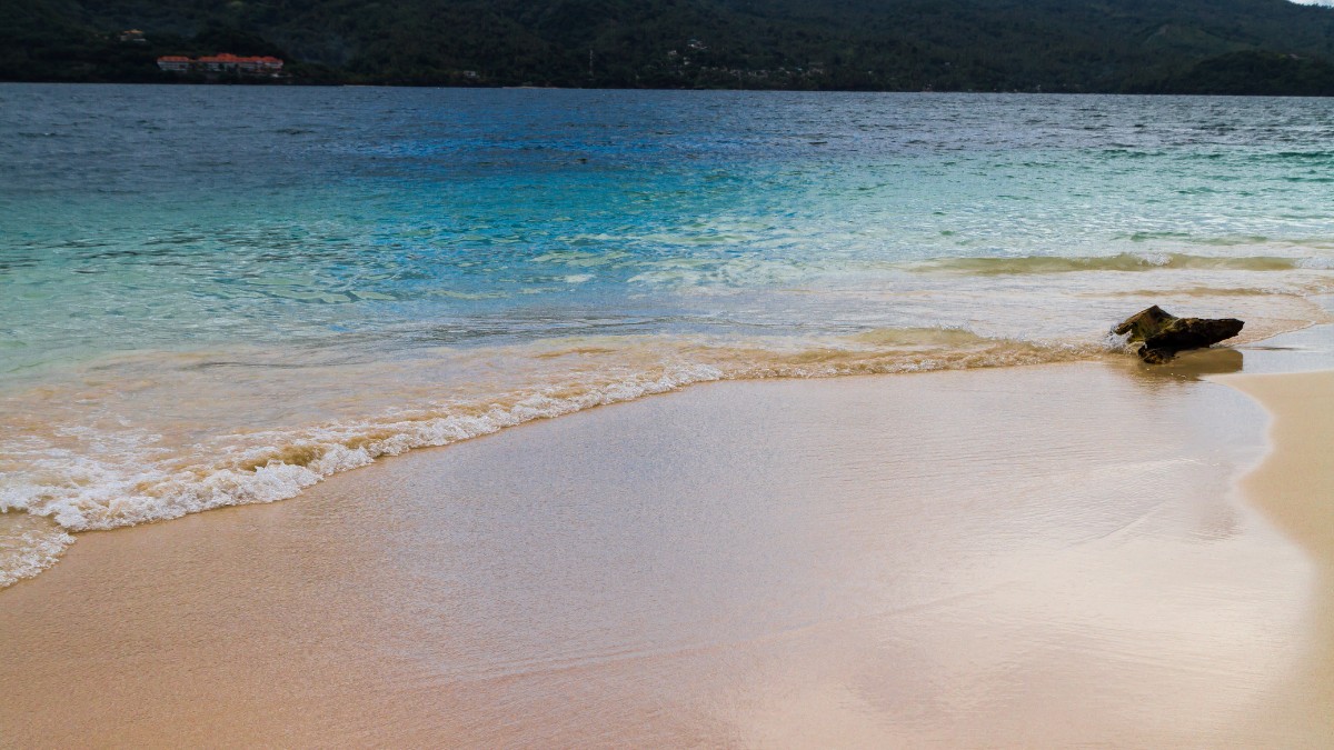 Cayo Levantado encanta com suas águas cristalinas em tons de azul e verde intensos / Máx. Ulitin/Wikimedia Commons