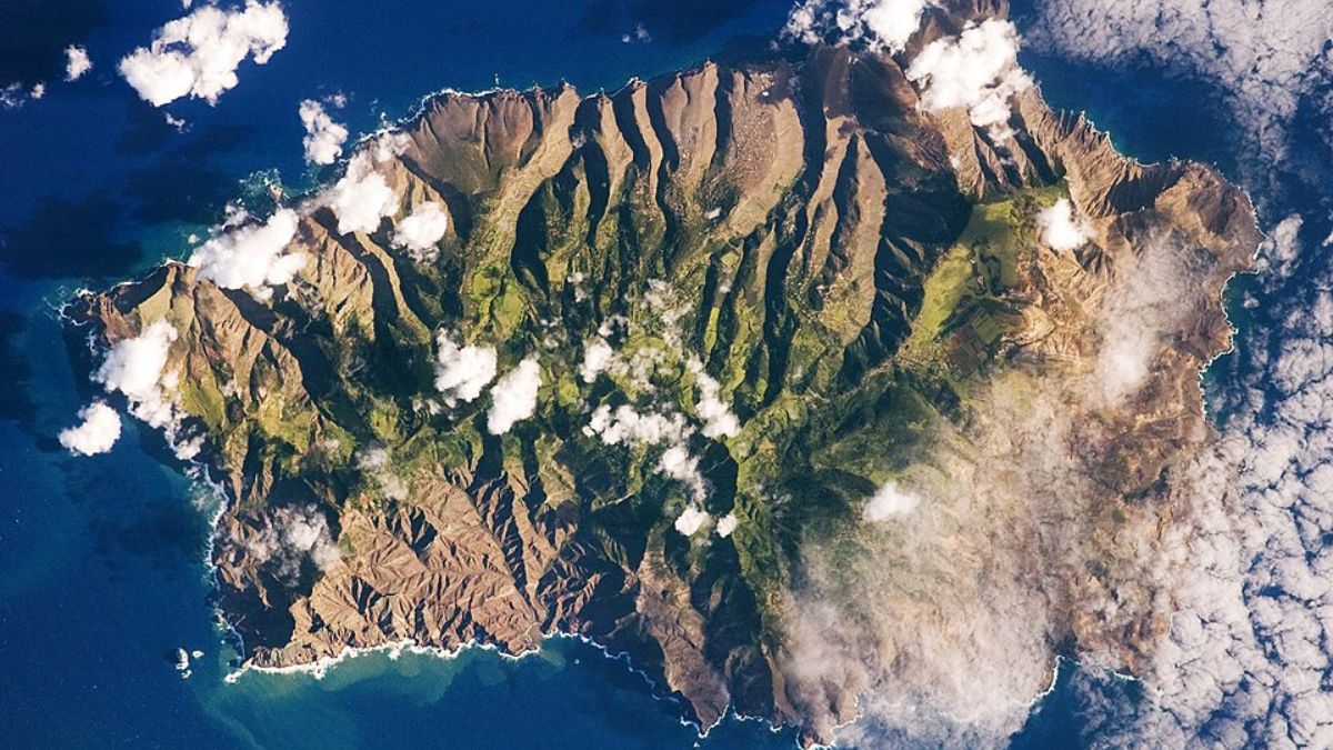 A ilha é mundialmente famosa por ter sido o cenário do exílio final de Napoleão Bonaparte. O líder francês foi enviado para o território após a derrota na Batalha de Waterloo, vivendo ali de 1815 até sua morte em 1821/Wikipédia