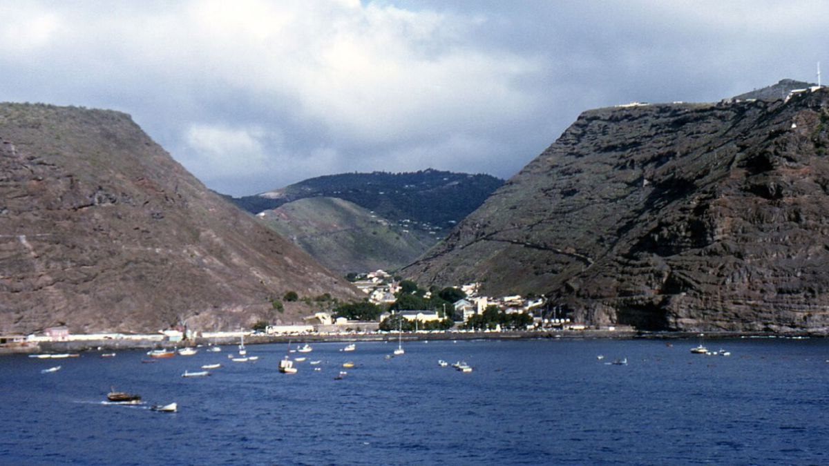 Apesar de ser hoje um território britânico ultramarino, a ilha foi descoberta por navegadores portugueses em 1502. Por décadas, sua localização foi mantida em segredo para servir como ponto de reabastecimento estratégico/Wikipédia
