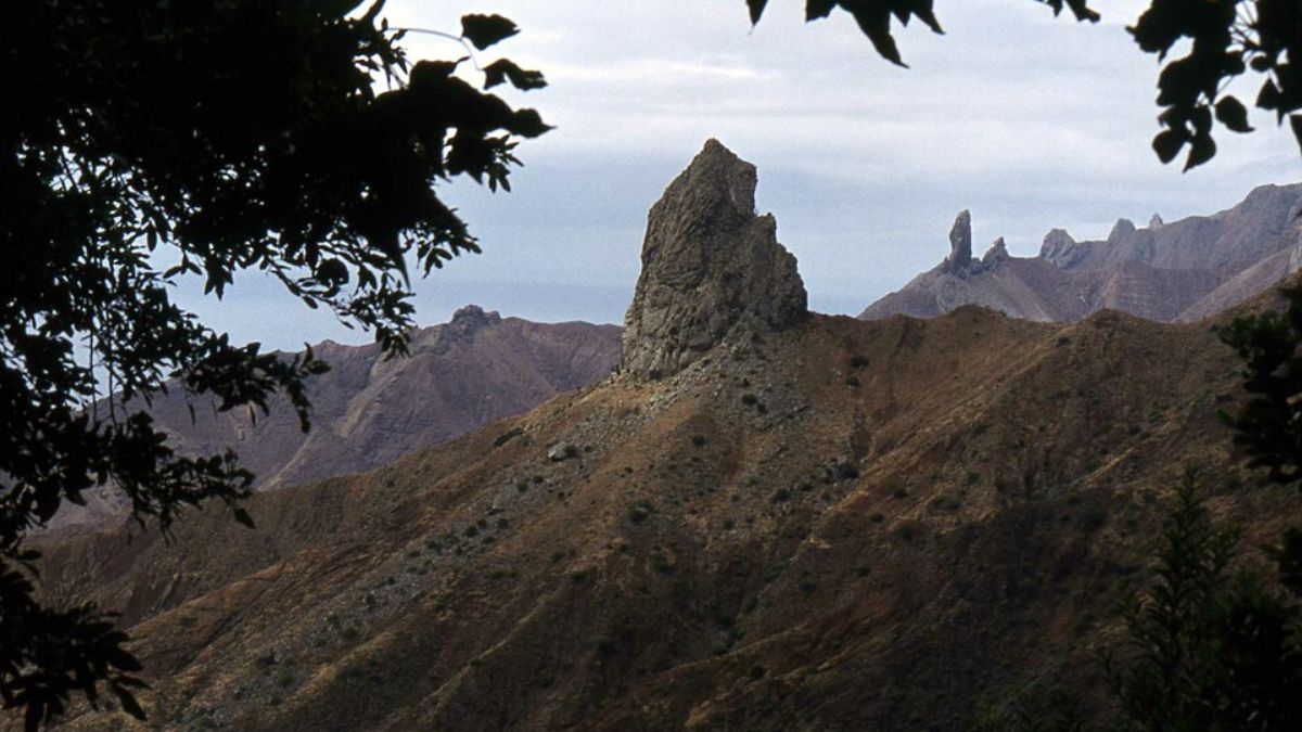 Com uma paisagem marcada por montanhas escarpadas e rochas vulcânicas, a ilha não possui praias de areia. O acesso por mar é feito através de uma baía estreita onde fica Jamestown, a capital e principal porto local/Wikipédia