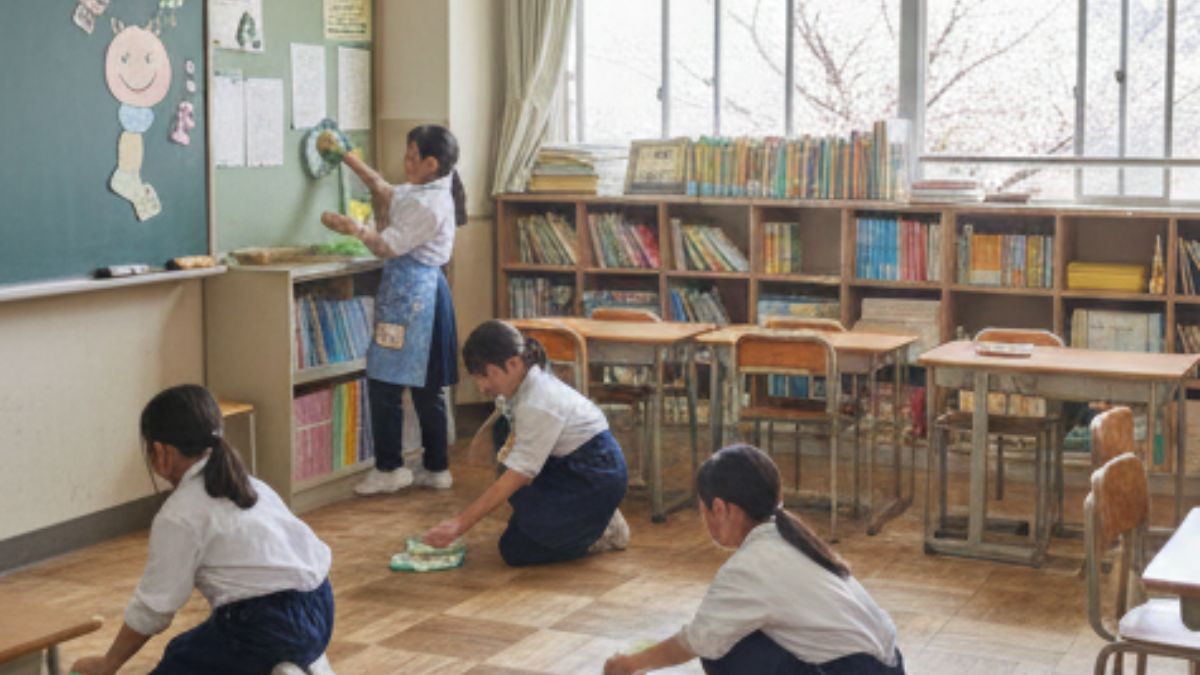 Desde cedo, os alunos japoneses aprendem a cuidar do próprio lixo, participando da limpeza das escolas como parte da rotina educacional