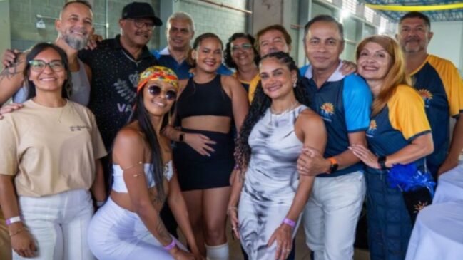 Comitiva conheceu os bastidores do enredo de 2026 e assistiu à apresentação da bateria 'Pegada de Macaco'; veja os detalhes do encontro.