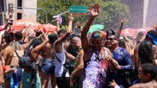 Cidades do litoral paulista reforçam segurança e logística para receber milhares de turistas durante os desfiles e blocos de rua
