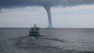 Formação ligou o oceano às nuvens carregadas e pôde ser vista de diversos pontos da orla