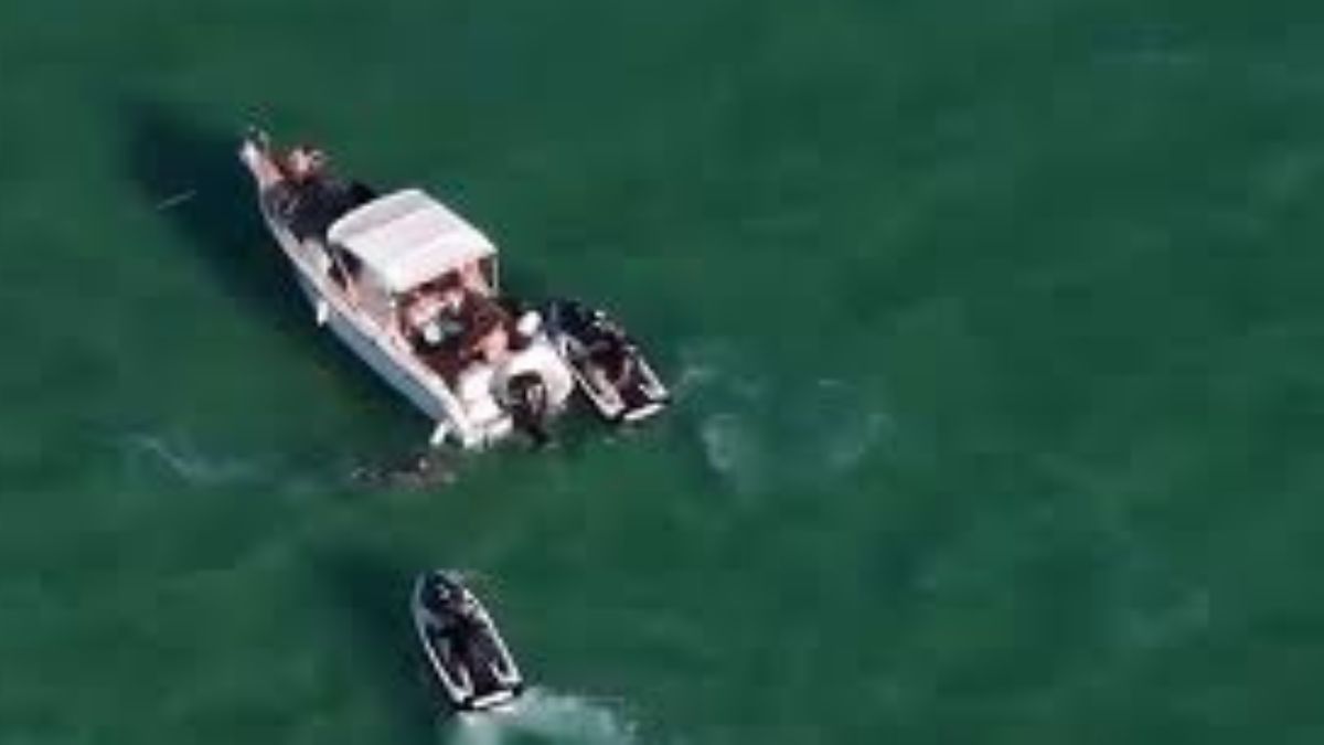 Suspeito pulou na água para tentar escapar de agentes, mas acabou cercado em barco na Região dos Lagos