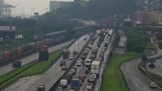 Trechos da Avenida Nossa Senhora de Fátima estão intransitáveis e entrada da cidade registra lentidão