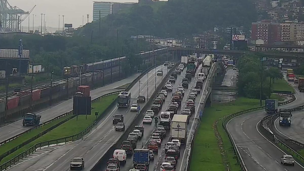 Trechos da Avenida Nossa Senhora de Fátima estão intransitáveis e entrada da cidade registra lentidão