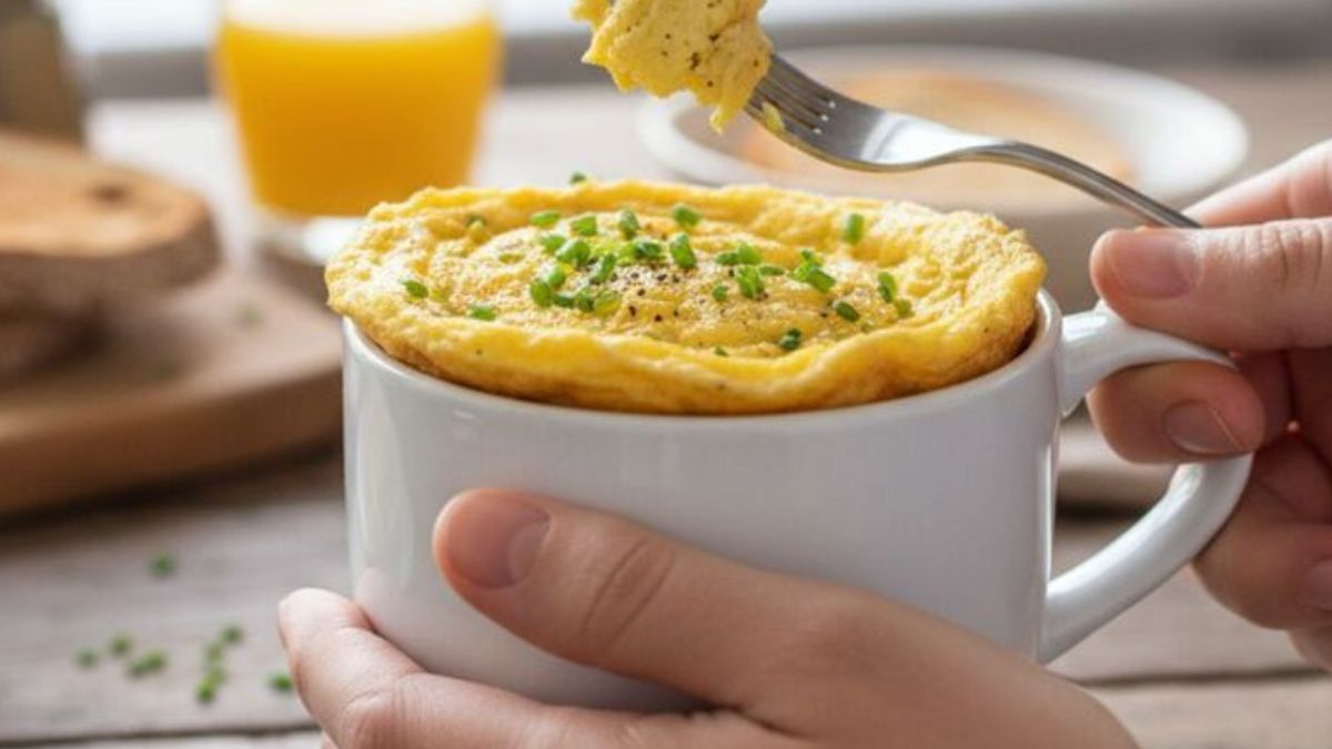 Descubra como preparar uma omelete nutritiva no micro-ondas que não fica borrachuda e economiza tempo na limpeza