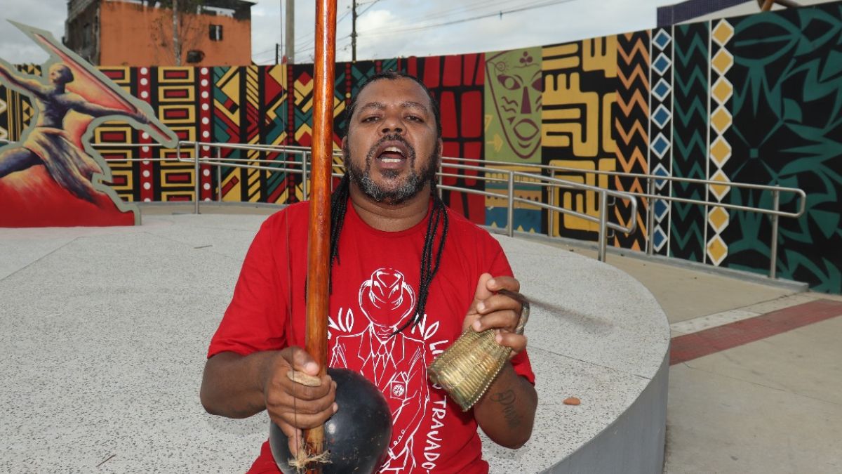 novo livro do escritor e mestre de capoeira Elton Alexandre, conhecido como Nego Panda