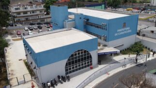 Oportunidades incluem cargos para auxiliar administrativo, professor e operacional; provas acontecem em abril e maio.