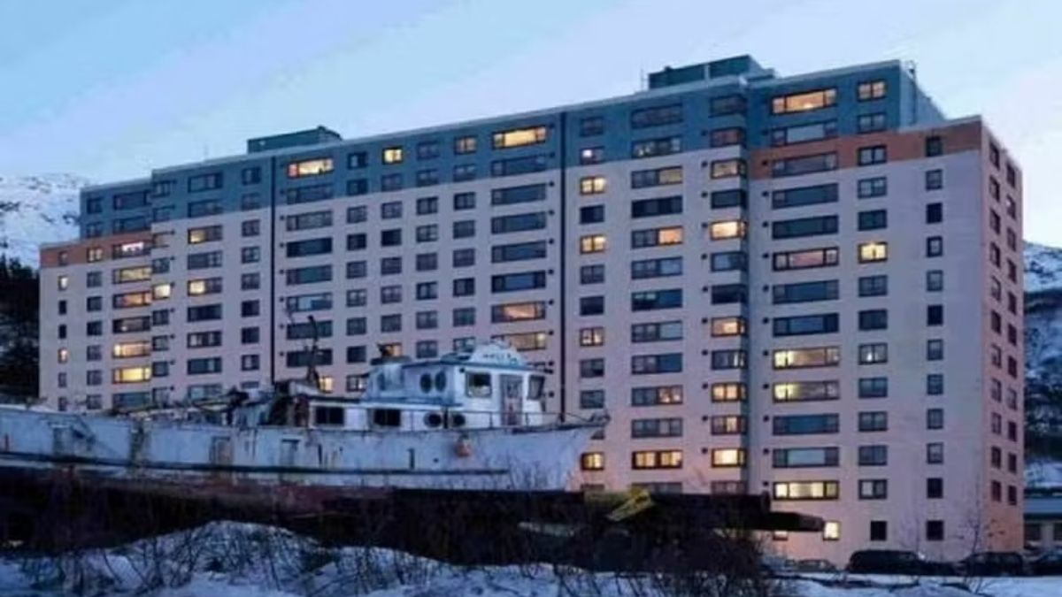 Trata-se da pequena comunidade de Whittier, no Alasca, um dos cenários mais extremos e fascinantes