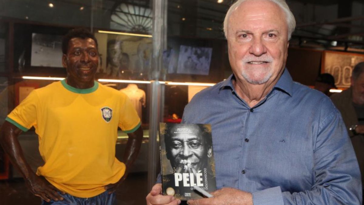 Família e amigos se reúnem em Santos para celebrar obra que humaniza a figura do maior jogador de todos os tempos.