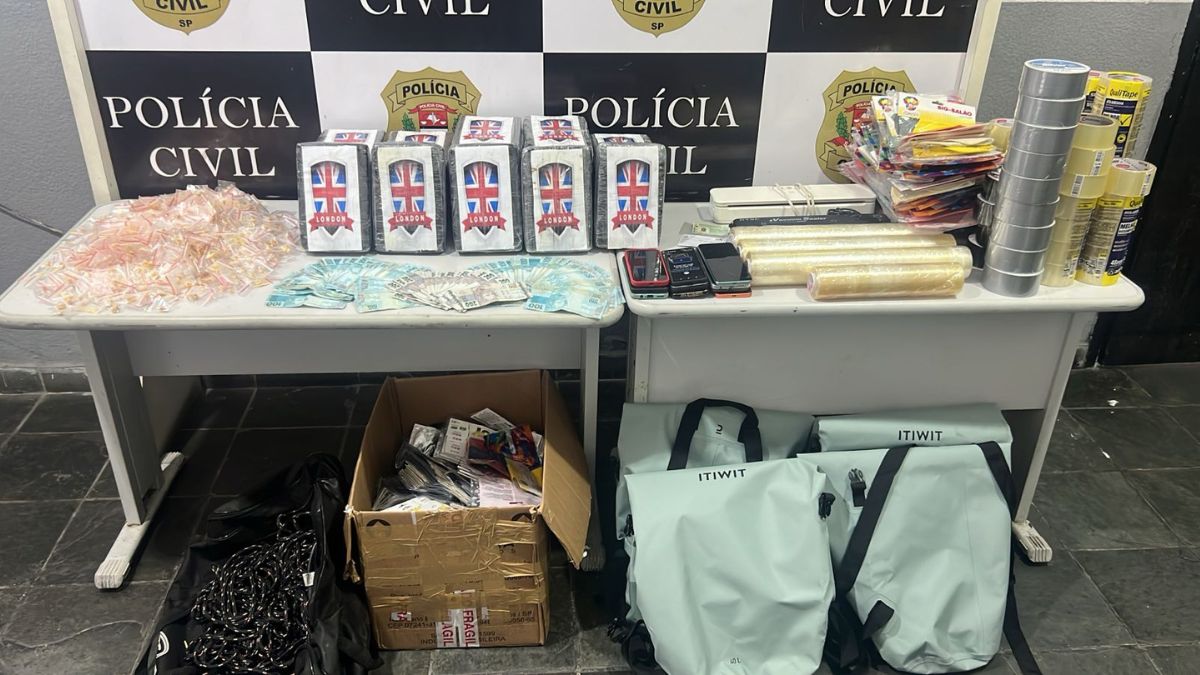 Investigação de duas semanas termina com prisões no Guarujá e apreensão de R$ 20 mil; grupo usava comboio com batedores para escoltar entorpecentes.