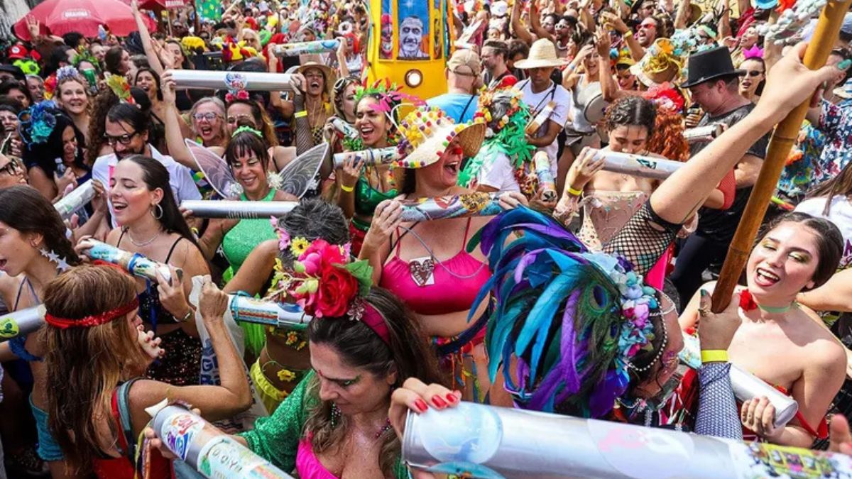 Câmara aprova lei que prevê punição financeira para quem ridicularizar símbolos da fé; reincidência pode elevar multa para R$ 8 mil.