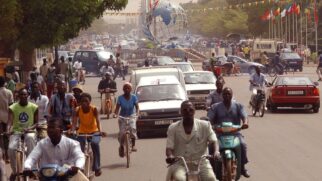 Em uma mobilização que parou a nação da África Ocidental, milhares de cidadãos se uniram para realizar o feito