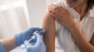Com baixa adesão vacinal e transmissão ativa em períodos atípicos, prefeituras de São Sebastião, Ubatuba, Caraguatatuba e Ilhabela intensificam bloqueios e nebulizações