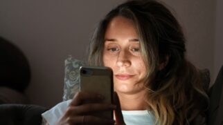 Psicólogos alertam que buscar informações sobre o ex cria um ciclo difícil de quebrar e pode intensificar sentimentos de rejeição.
